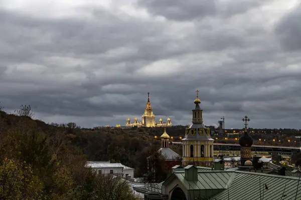 Город Современными Зданиями Автомагистралями Фоне Реки Заходящего Солнца — стоковое фото