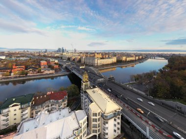 Sonbahar sabahı gündoğumunda şehir manzarası. Eski evler, otoyollar ve insansız hava aracından çekilen nehirler.