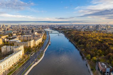 Sonbahar sabahı gündoğumunda şehir manzarası. Eski evler, otoyollar ve insansız hava aracından çekilen nehirler.