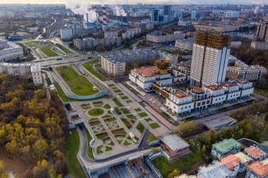 Sonbahar sabahı gündoğumunda şehir manzarası. Eski evler, otoyollar ve insansız hava aracından çekilen nehirler.
