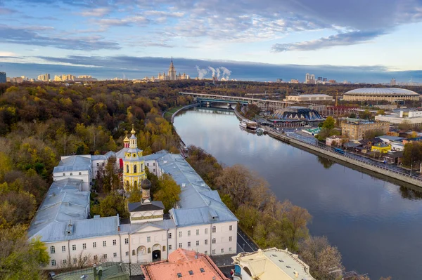 Городской Пейзаж Рассвете Осенним Утром Старыми Домами Дорогами Рекой Снятыми — стоковое фото