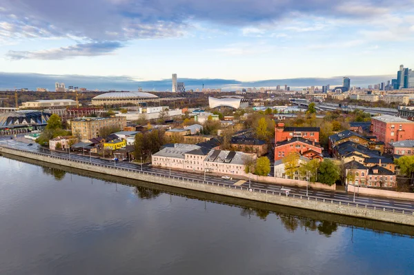 Stadtbild Bei Sonnenaufgang Herbstmorgen Mit Alten Häusern Autobahnen Und Fluss — Stockfoto