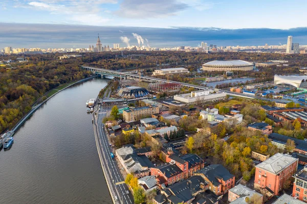 Stadsgezicht Bij Zonsopgang Herfstochtend Met Oude Huizen Snelwegen Rivierschot Van — Stockfoto