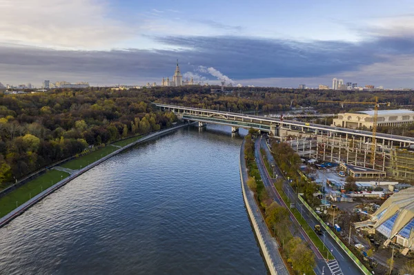 Stadsgezicht Bij Zonsopgang Herfstochtend Met Oude Huizen Snelwegen Rivierschot Van — Stockfoto