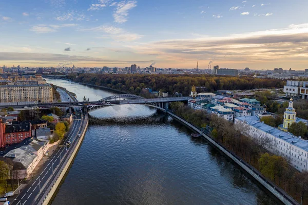 Stadtbild Bei Sonnenaufgang Herbstmorgen Mit Alten Häusern Autobahnen Und Fluss — Stockfoto