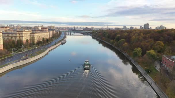 Панорамний Вид Річку Баржею Пливе Вздовж Неї Центрі Великого Міста — стокове відео