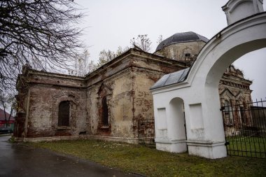 Hüzünlü sonbahar gününde terk edilmiş kırmızı tuğla bina