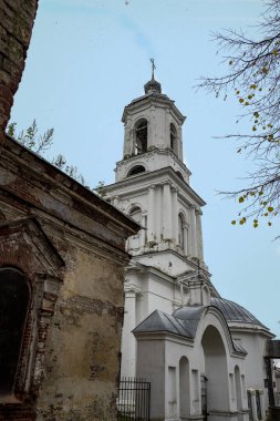 Hüzünlü sonbahar gününde terk edilmiş kırmızı tuğla bina