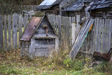 Ahşap evi ve oyulmuş platformları olan sonbahar sarı kırsal arazisi