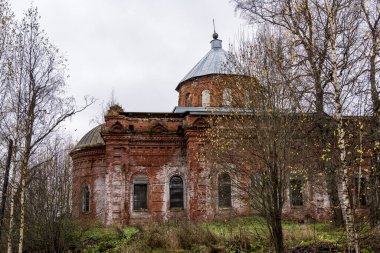 Hüzünlü sonbahar gününde terk edilmiş kırmızı tuğla bina