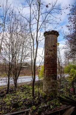 Hüzünlü sonbahar gününde terk edilmiş kırmızı tuğla bina