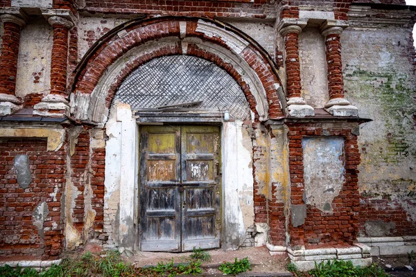 Oud Verlaten Rode Baksteen Gebouw Herfst Trieste Dag — Stockfoto