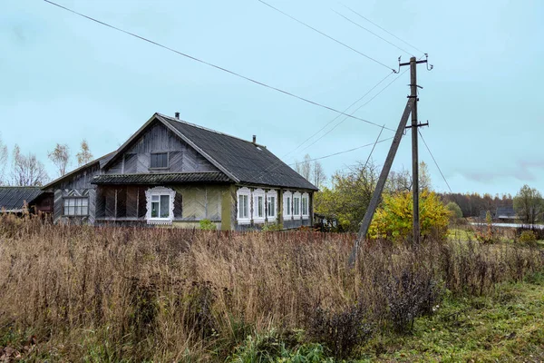 木造住宅や彫刻板バンドと秋の黄色の農村風景 — ストック写真