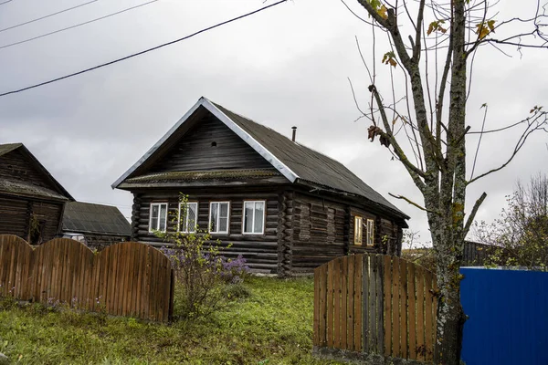 木造住宅や彫刻板バンドと秋の黄色の農村風景 — ストック写真