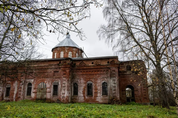 Stary Opuszczony Budynek Czerwonej Cegły Jesienią Smutny Dzień — Zdjęcie stockowe