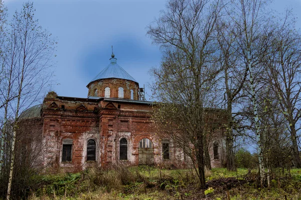 Stary Opuszczony Budynek Czerwonej Cegły Jesienią Smutny Dzień — Zdjęcie stockowe