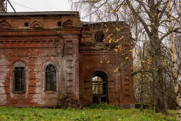Velho Edifício Tijolo Vermelho Abandonado Outono Triste Dia — Fotografia de Stock