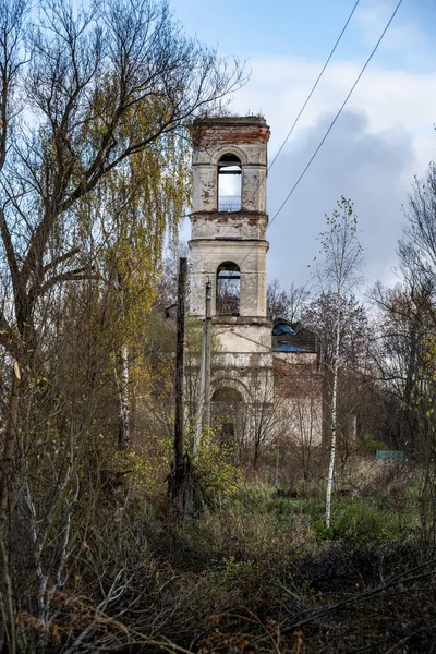 Altes Verlassenes Rotes Backsteingebäude Traurigen Herbsttag — Stockfoto