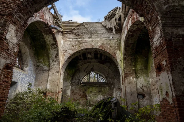 Oud Verlaten Rode Baksteen Gebouw Herfst Trieste Dag — Stockfoto