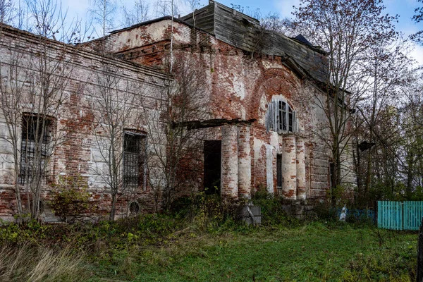 Oud Verlaten Rode Baksteen Gebouw Herfst Trieste Dag — Stockfoto