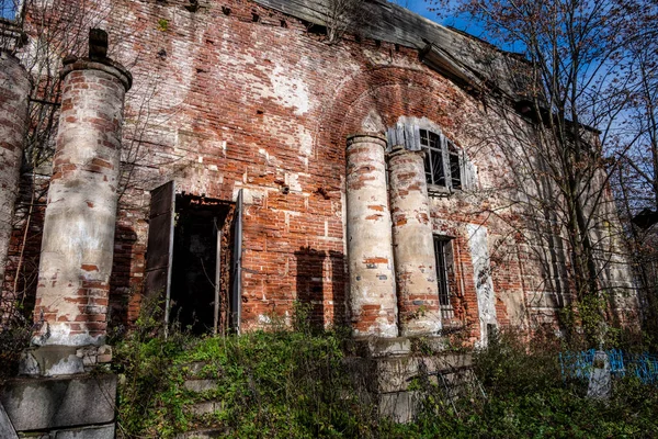 Oud Verlaten Rode Baksteen Gebouw Herfst Trieste Dag — Stockfoto