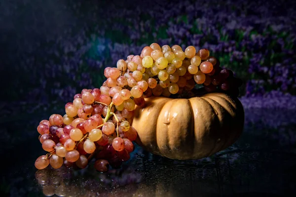 Stillleben Mit Früchten Und Gelbem Kürbis Auf Schwarzem Hintergrund — Stockfoto