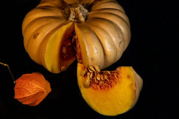 Vida Morta Com Frutas Abóbora Amarela Fundo Preto — Fotografia de Stock