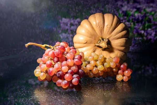 Vida Morta Com Frutas Abóbora Amarela Fundo Preto — Fotografia de Stock