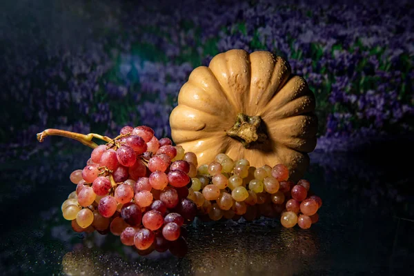 Vida Morta Com Frutas Abóbora Amarela Fundo Preto — Fotografia de Stock