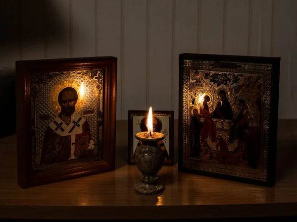 Vela Acesa Frente Ícones Cristãos — Fotografia de Stock