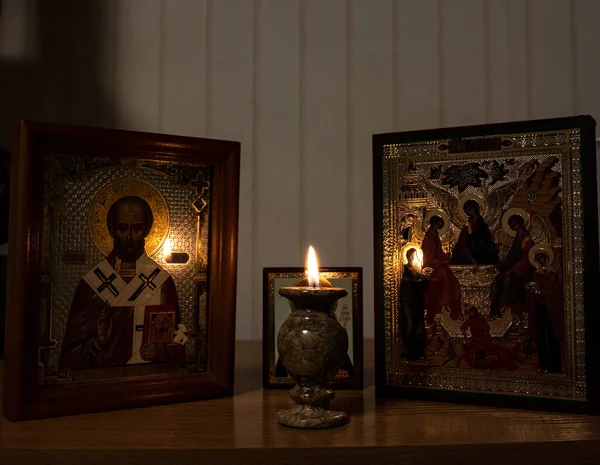 Vela Acesa Frente Ícones Cristãos — Fotografia de Stock