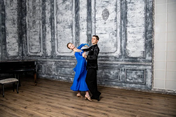 Jonge Man Dansen Met Een Meisje Een Blauwe Ballroom Jurk — Stockfoto