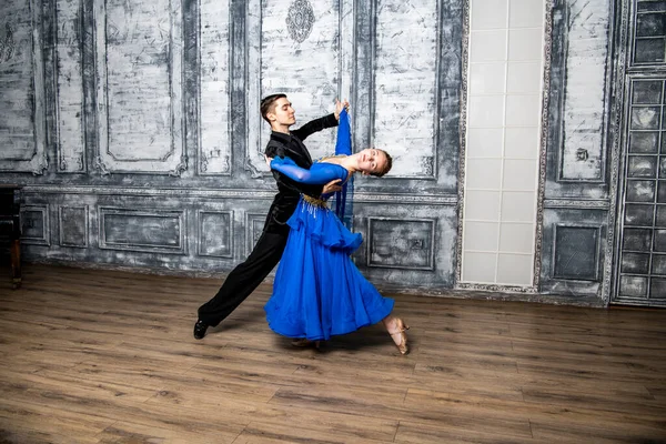 Jonge Man Dansen Met Een Meisje Een Blauwe Ballroom Jurk — Stockfoto