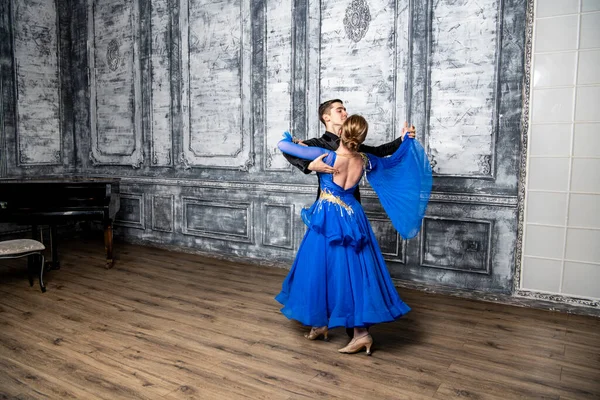 Jonge Man Dansen Met Een Meisje Een Blauwe Ballroom Jurk — Stockfoto