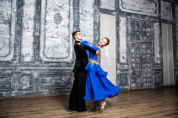 Jonge Man Dansen Met Een Meisje Een Blauwe Ballroom Jurk — Stockfoto