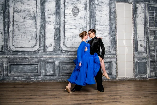 Jonge Man Dansen Met Een Meisje Een Blauwe Ballroom Jurk — Stockfoto