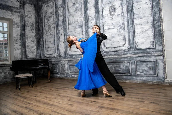 Jonge Man Dansen Met Een Meisje Een Blauwe Ballroom Jurk — Stockfoto