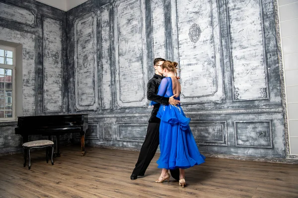 Joven Bailando Con Una Chica Vestido Salón Azul Salón Baile — Foto de Stock