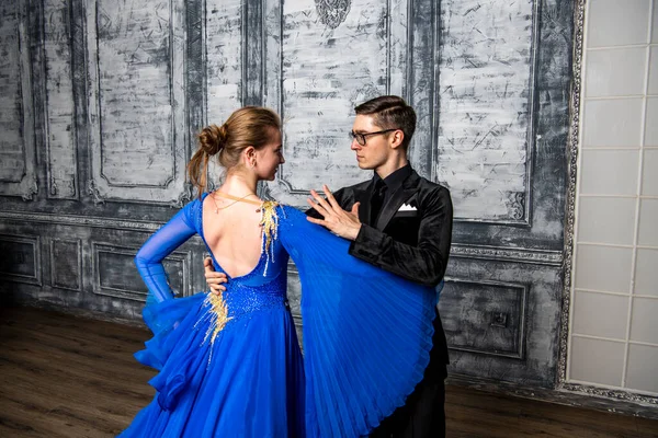 Fiatal Férfi Táncol Egy Lánnyal Egy Kék Báltermi Ruhában Egy — Stock Fotó