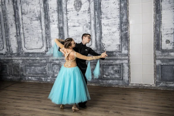 Een Jonge Man Een Zwart Pak Danst Met Een Meisje — Stockfoto