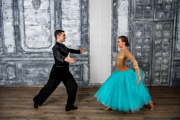 Een Jonge Man Een Zwart Pak Danst Met Een Meisje — Stockfoto