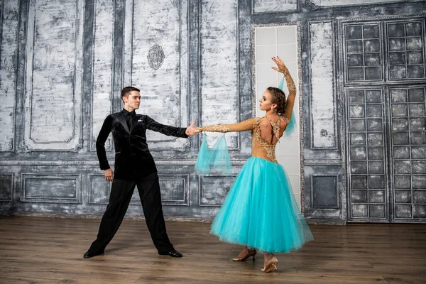 Молодой Человек Черном Костюме Танцует Девушкой Бирюзовом Платье Танцевальном Зале — стоковое фото
