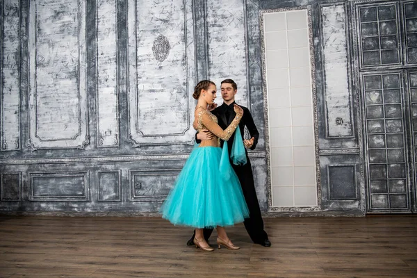 Jovem Terno Preto Está Dançando Com Uma Garota Vestido Turquesa — Fotografia de Stock