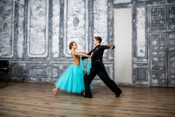 Een Jonge Man Een Zwart Pak Danst Met Een Meisje — Stockfoto