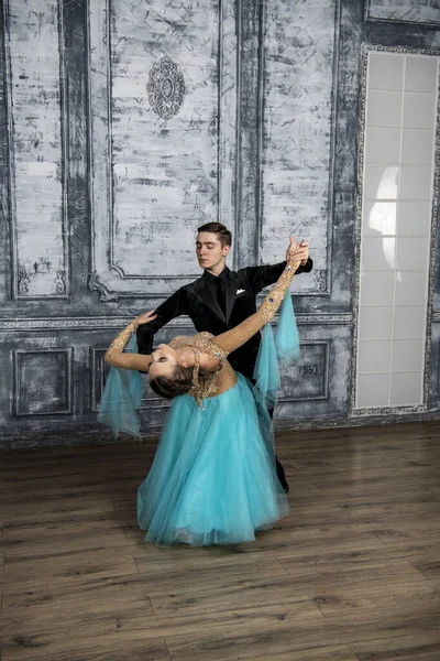 Jong Paar Avond Dans Kostuums Dansen Tango Balzaal — Stockfoto