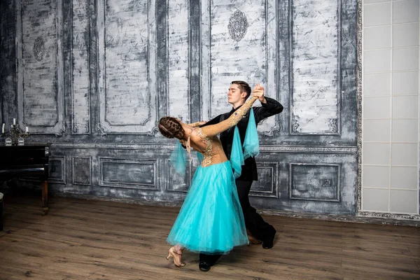 Jovem Casal Trajes Dança Noite Dançando Tango Salão Baile — Fotografia de Stock