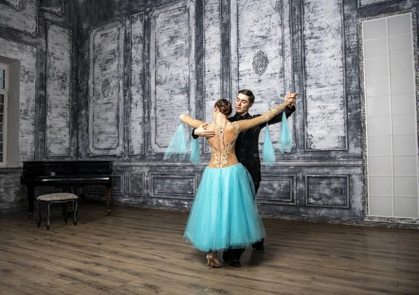 Jong Paar Avond Dans Kostuums Dansen Tango Balzaal — Stockfoto