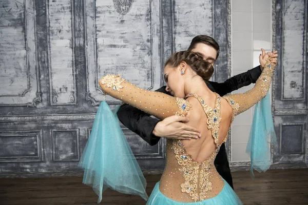 Jong Paar Avond Dans Kostuums Dansen Tango Balzaal — Stockfoto