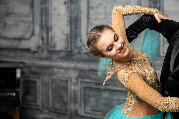 Jong Paar Avond Dans Kostuums Dansen Tango Balzaal — Stockfoto