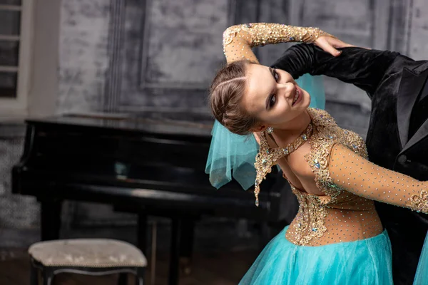 Jong Paar Avond Dans Kostuums Dansen Tango Balzaal — Stockfoto